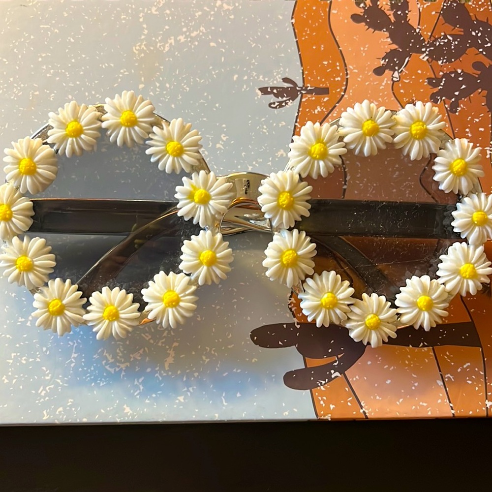 Daisy sunglasses
